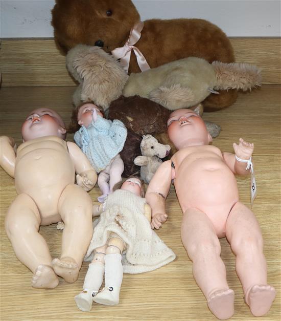 A collection of four Teddy bears and four dolls